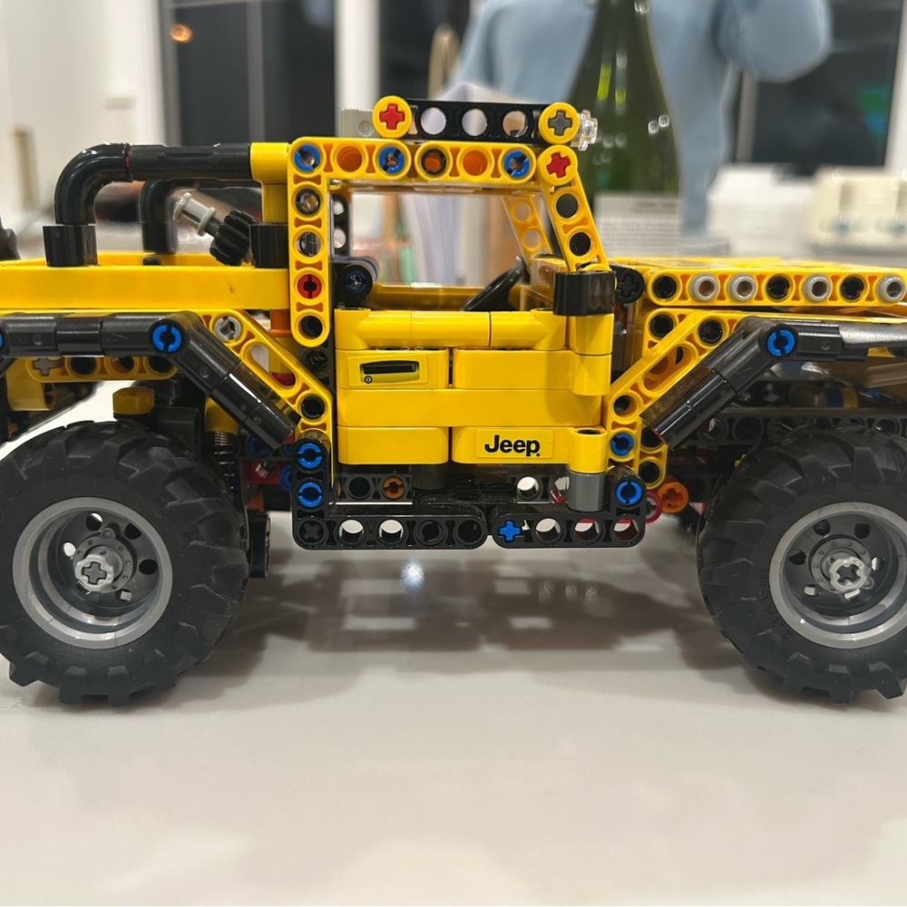 LEGO Technic Jeep in Yellow and Black